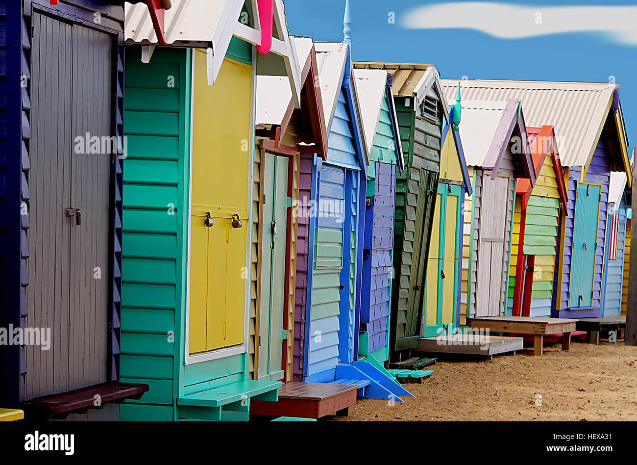 Dendy Street Beach, situata a sud di Middle Brighton a Melbourne, è famosa per le sue 82 colorate cabine da bagno di epoca vittoriana. Queste strutture storiche sono protette da un rivestimento storico, che conserva il loro design tradizionale con telai in legno, rivestimenti in pannelli di legno e tetti in ferro ondulato. Foto Stock