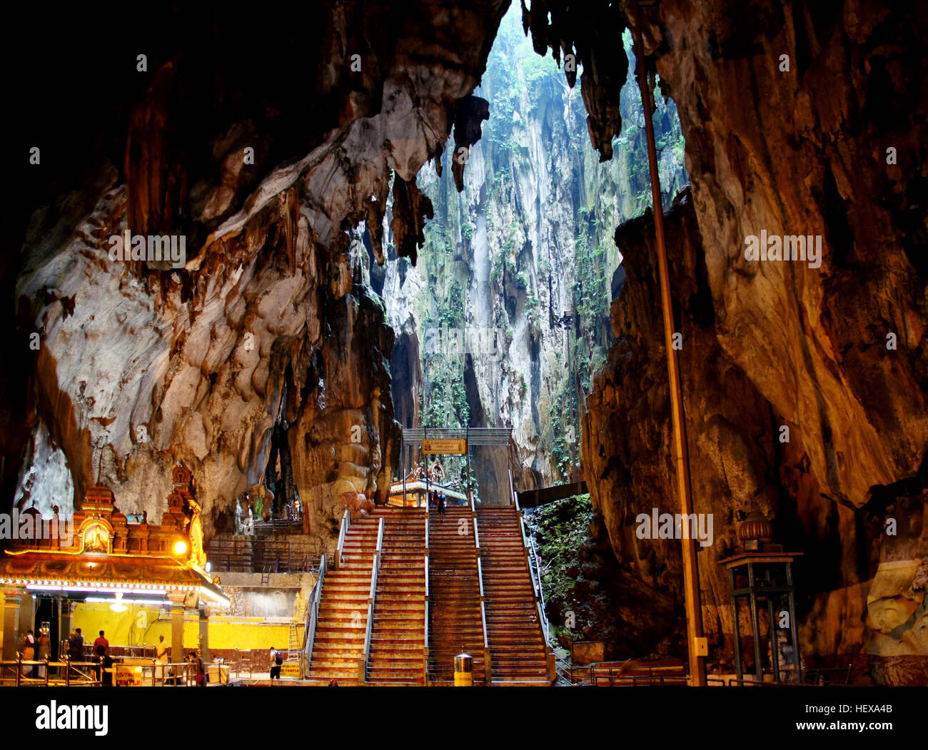 Uno dei la Malaysia ha più distintive caratteristiche geografiche è il labirinto di grotte spooky trovati all'interno del paese riscontri di calcare. E non dovete nemmeno essere a pieno titolo bat per apprezzare la loro, specialmente quando alcuni si trovano sul bordo della città. K.L. più grande di blasti della natura sono le Grotte di Batu, la cui awe-inspiring caverne naturali sono raggiungibili da un stress cardiaco test di 272 passi. Foto Stock