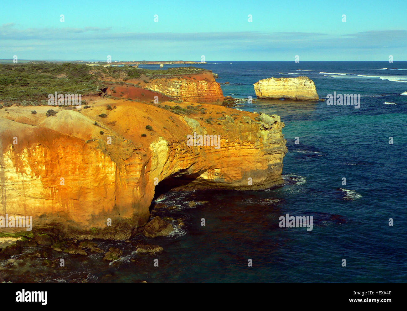 La Great Ocean Road in Australia offre una splendida costa con scogliere spettacolari, spiagge sabbiose e acque cristalline. La scena catturata da una telecamera sul ponte mostra la bellezza mozzafiato della regione, dalle spiagge alle scogliere lontane. Questa zona è una destinazione popolare per l'esplorazione costiera, le escursioni e le visite turistiche lungo una delle strade più famose dell'Australia. Foto Stock
