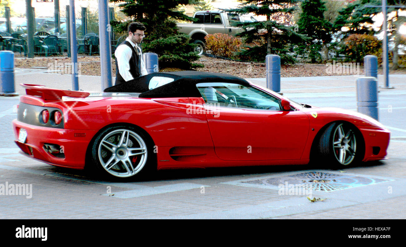 Ferrari S.p.A. è un'iconica casa automobilistica italiana fondata da Enzo Ferrari nel 1929. Inizialmente coinvolta nelle corse, la Ferrari è passata alla produzione di auto da strada di lusso nel 1947. Noti per il suo coinvolgimento in Formula 1 e come simbolo di velocità, lusso e ricchezza, i veicoli Ferrari rimangono tra i più ricercati al mondo. Foto Stock