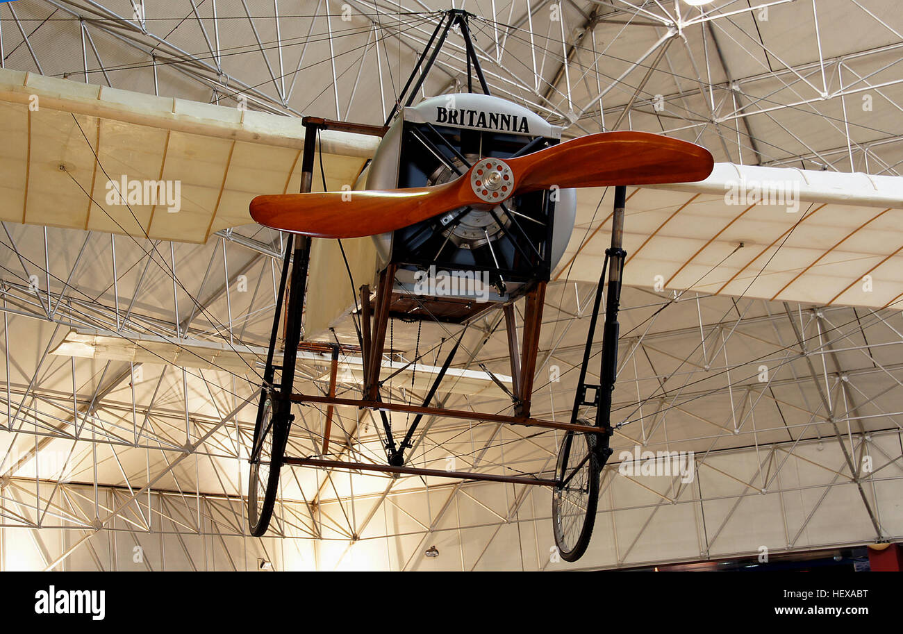 Il Blériot XI, pilotato da Louis Blériot il 25 luglio 1909, fece la storia completando il primo volo riuscito attraverso la Manica su un aereo più pesante dell'aria. Questo risultato ha segnato una tappa importante nella storia dell'aviazione, dimostrando la fattibilità del volo a motore su lunghe distanze. Foto Stock
