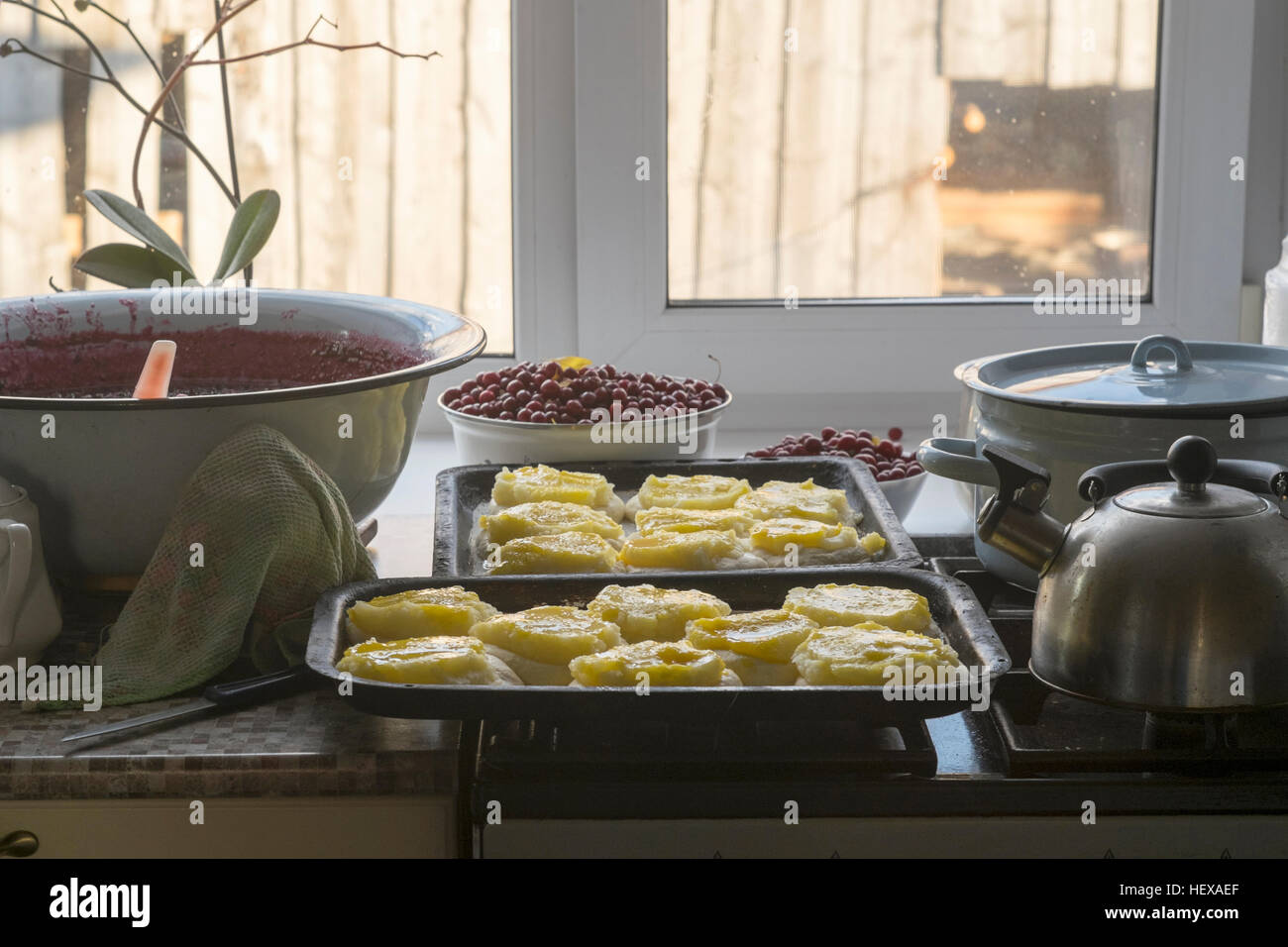 Il russo piatto nazionale, torte con patate, pane appena sfornato, Foto Stock