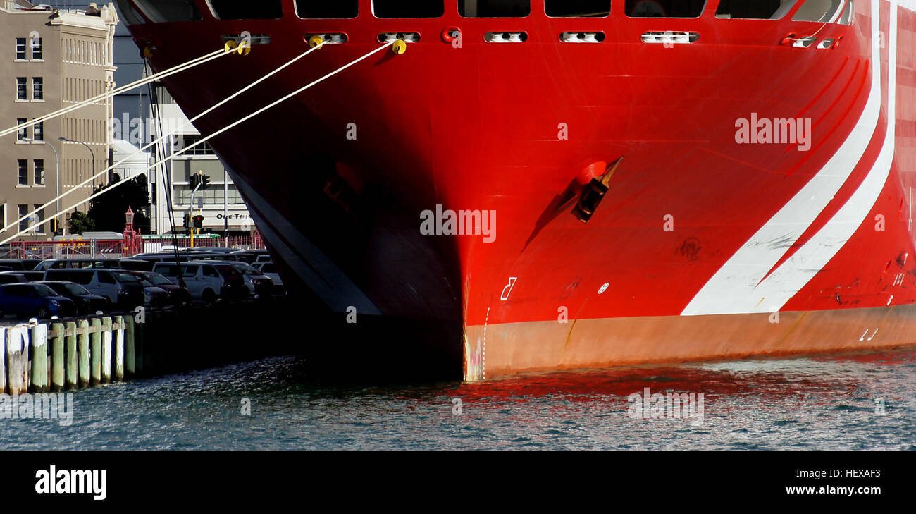 Questa fotografia mostra la prua di una nave rossa, scattata con una fotocamera Sony Alpha. L'immagine si concentra sulla struttura della nave e sulle linee dinamiche della prua che taglia l'acqua. Foto Stock