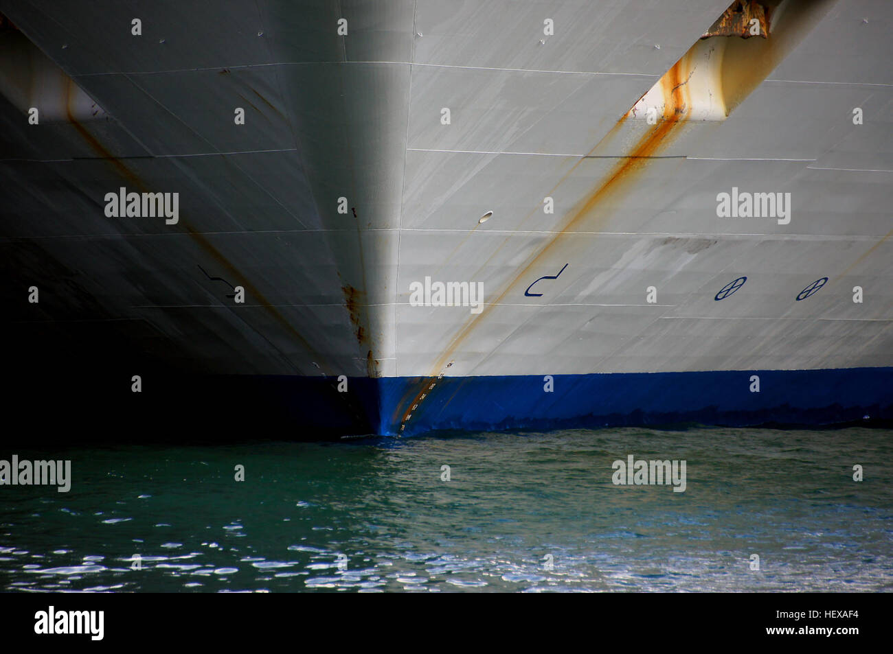Una fotografia che mostra la parte anteriore o la prua di una nave, scattata con una fotocamera DSLR A580 Sony e un obiettivo Tamron 18-270. L'immagine evidenzia i dettagli della prua della nave mentre taglia attraverso l'acqua. Foto Stock