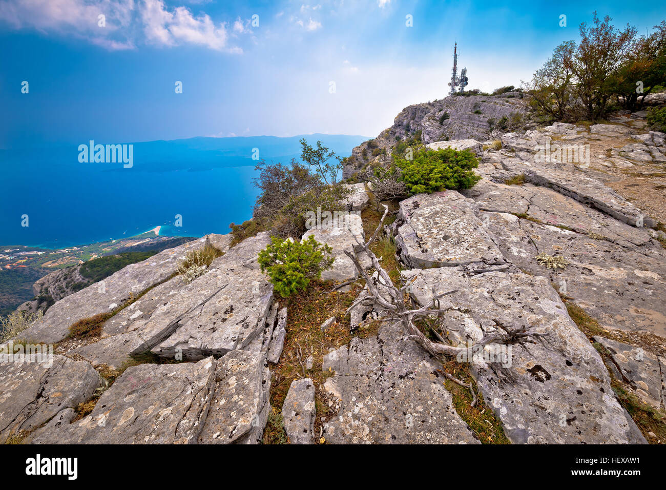 Vidova Gora montagna sull'isola di Brac e spiaggia Zlatni Rat a Bol vista aerea, Dalmazia, Croazia Foto Stock