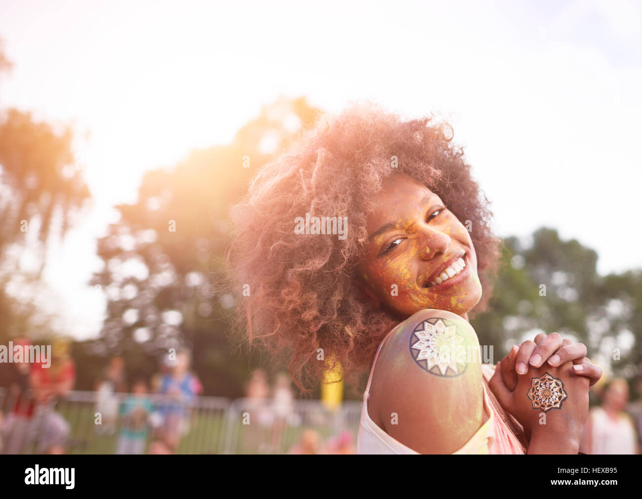 Ritratto di giovane donna al festival, coperto di polvere colorata vernice Foto Stock