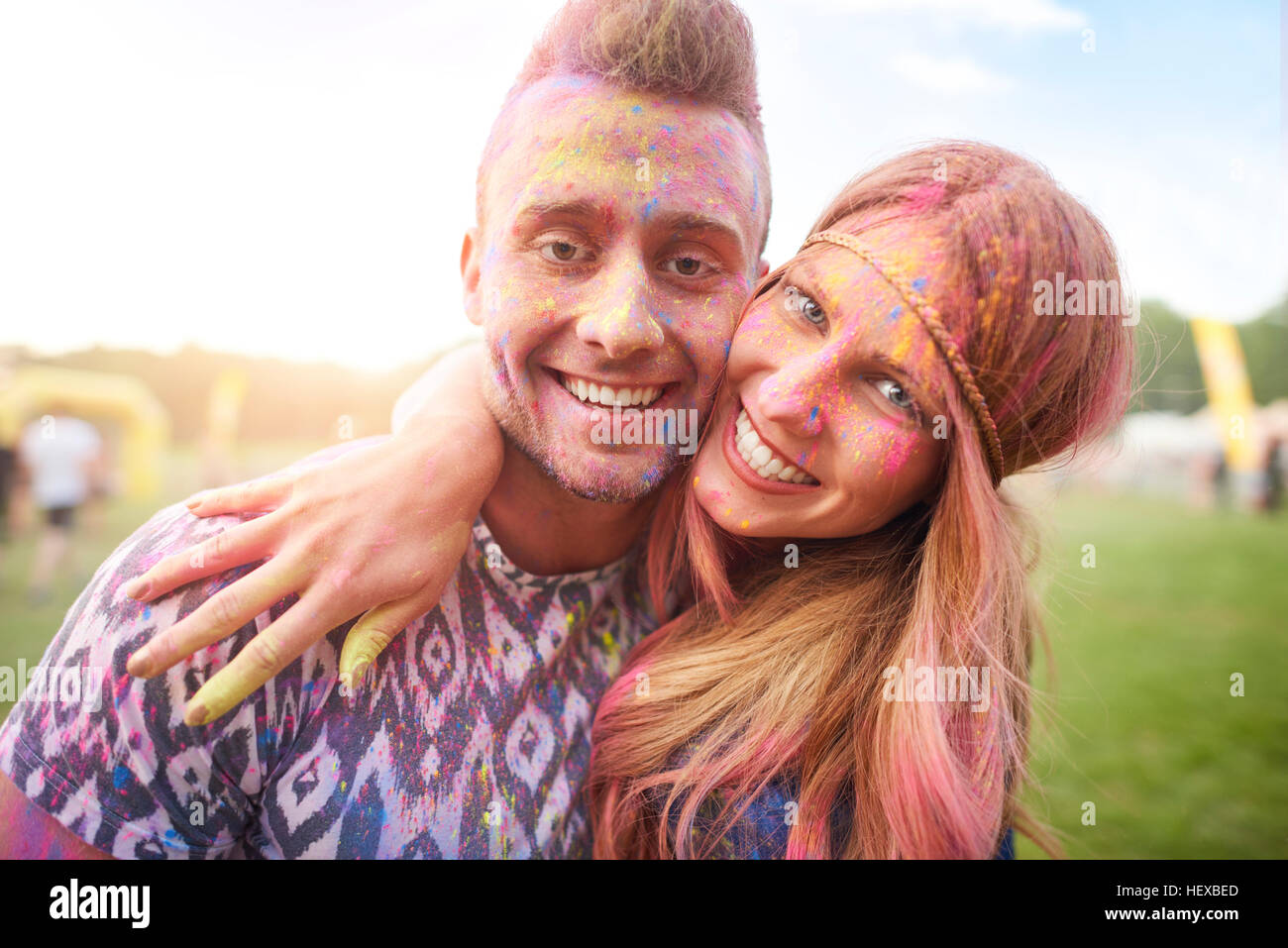 Due amici al festival, coperto di polvere colorata vernice Foto Stock