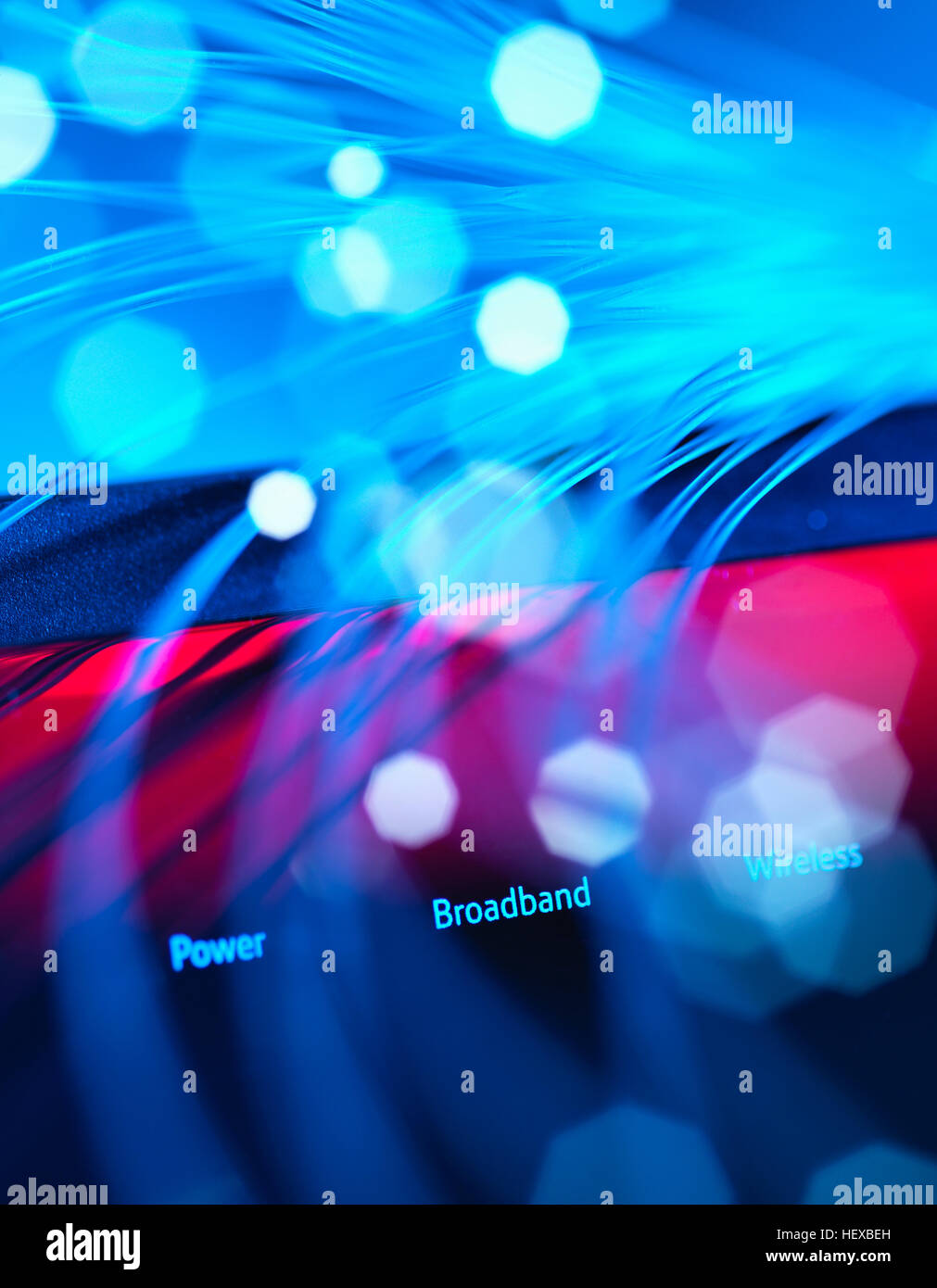 Fibra ottica passato di ripresa di un mozzo a banda larga che illustra le comunicazioni digitali Foto Stock