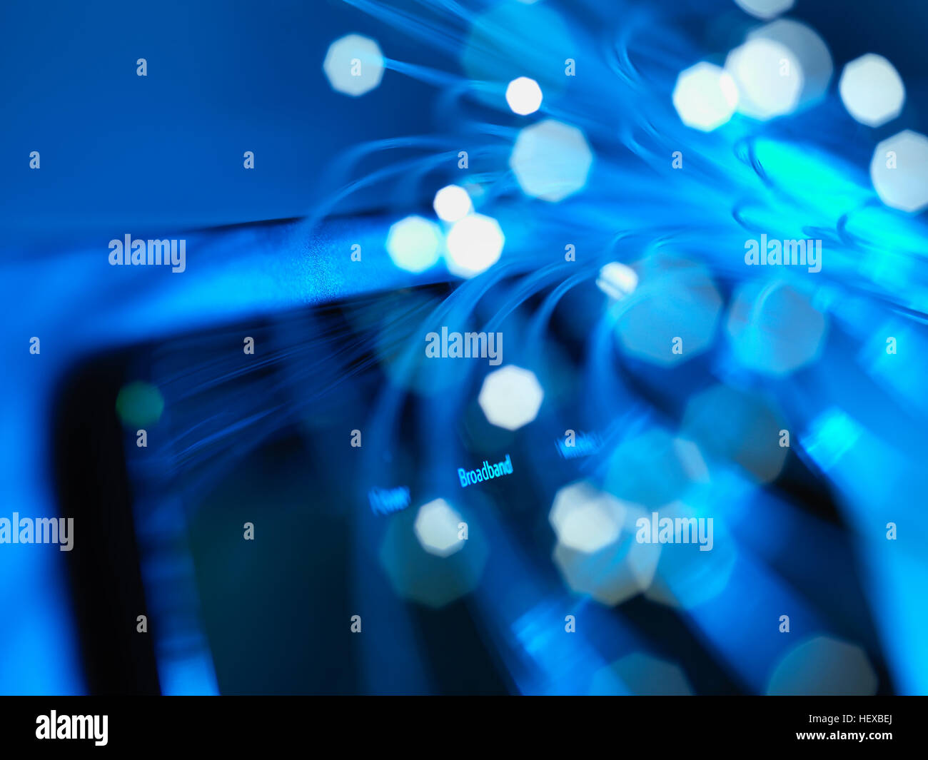 Fibra ottica passato di ripresa di un mozzo a banda larga che illustra le comunicazioni digitali Foto Stock