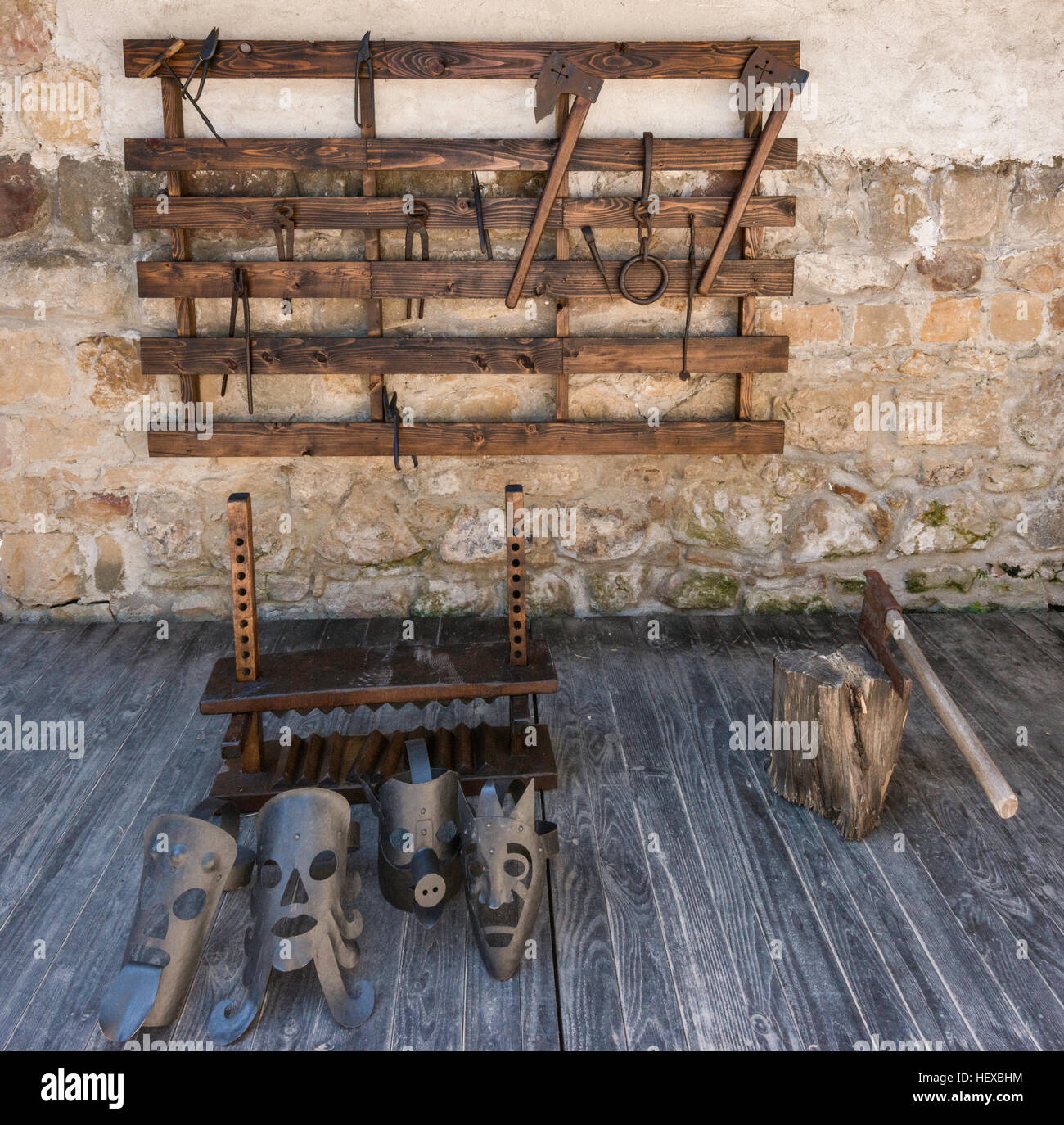 Sgridare il briglie aka branks, del carnefice ax, medievale strumenti di tortura in mostra al Castello di Kamieniec in Odrzykon presso Krosno, Malopolska, Polonia Foto Stock