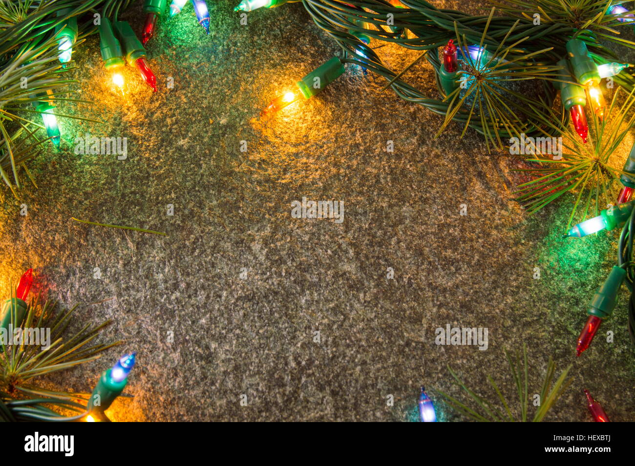Festa di Natale luci sul tavolo di pietra sullo sfondo Foto Stock