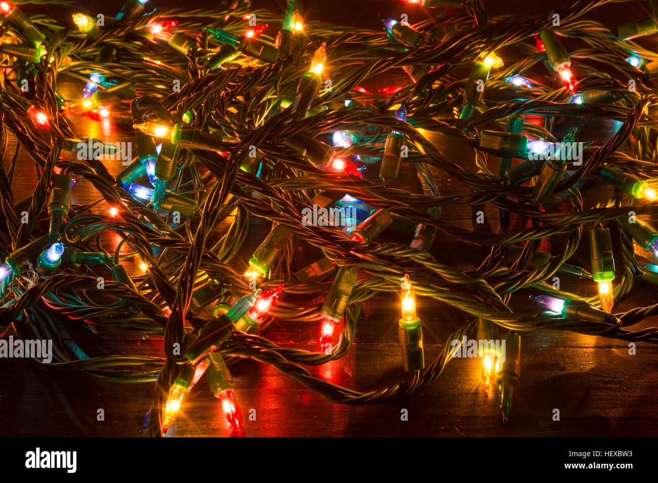 Tangled le luci di Natale che splende su un tavolo Foto Stock