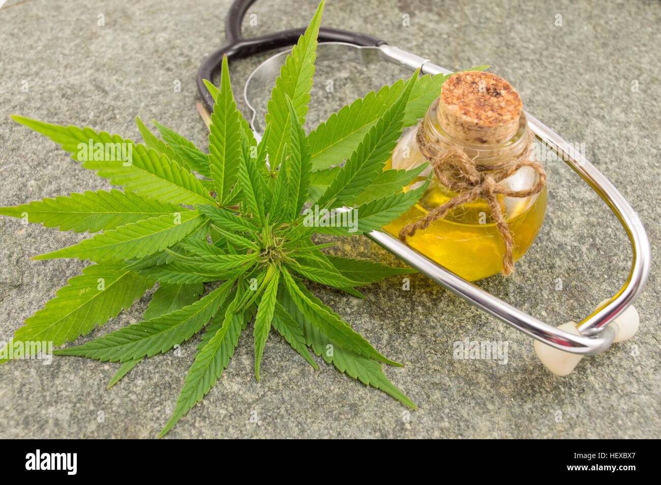 La marijuana, olio di cannabis e stetoscopio. Medicina alternativa Foto Stock