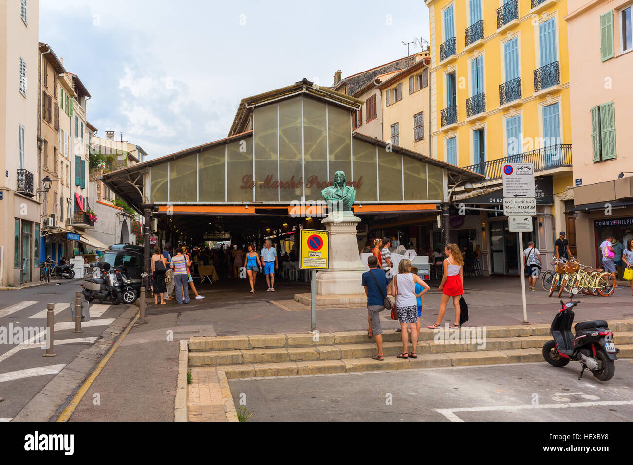 Antibes, Francia - 24 Luglio 2016: mercato coperto hall di Antibes con persone non identificate. Vi svolge un tipico mercato provenzale con circa 50 s Foto Stock