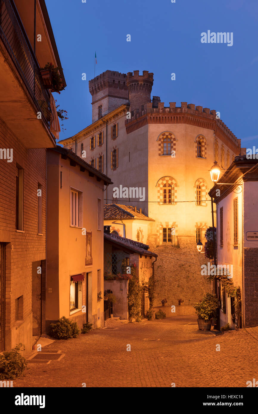 Crepuscolo sulla città medievale di Barolo nelle Langhe, Piemonte, Italia Foto Stock
