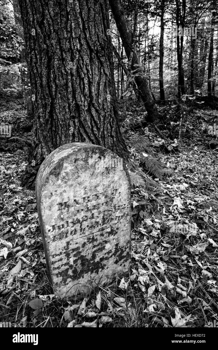 Vecchio headstone segnando una tomba nel cimitero di Wardsboro in New York Montagne Adirondack. Foto Stock