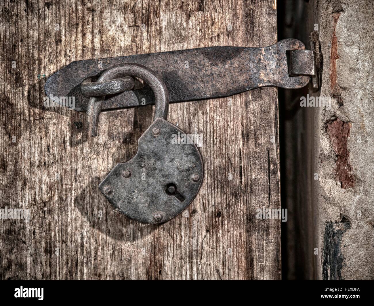 Lucchetto in metallo sulla porta di legno. Foto Stock