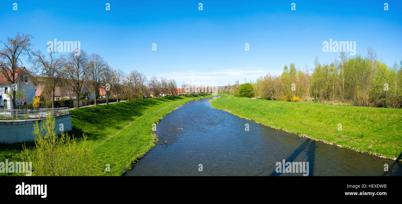 Fiume con banche erbosa. Foto Stock