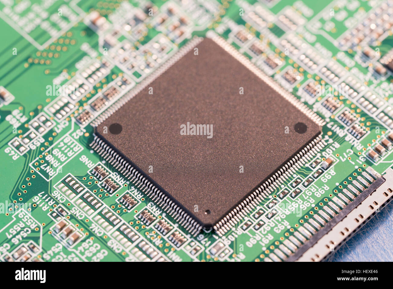 Chip di silicio su una piastra di circuito microprocessore. Foto Stock