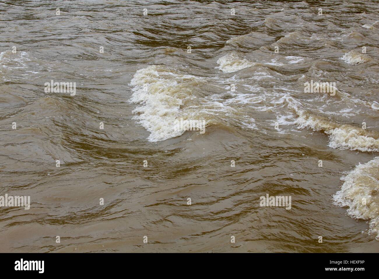 Rapide di un fiume fangoso. Foto Stock