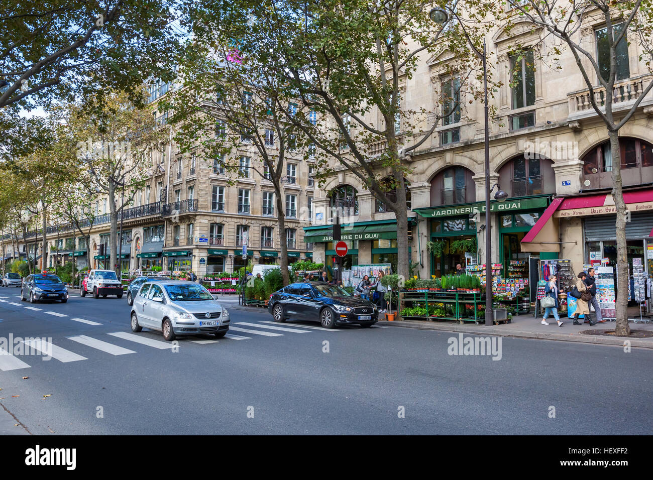 Parigi, Francia - 19 Ottobre 2016: street view al Quai de la Megisserie con persone non identificate. La strada è famosa per i suoi negozi di animali e fiore s Foto Stock