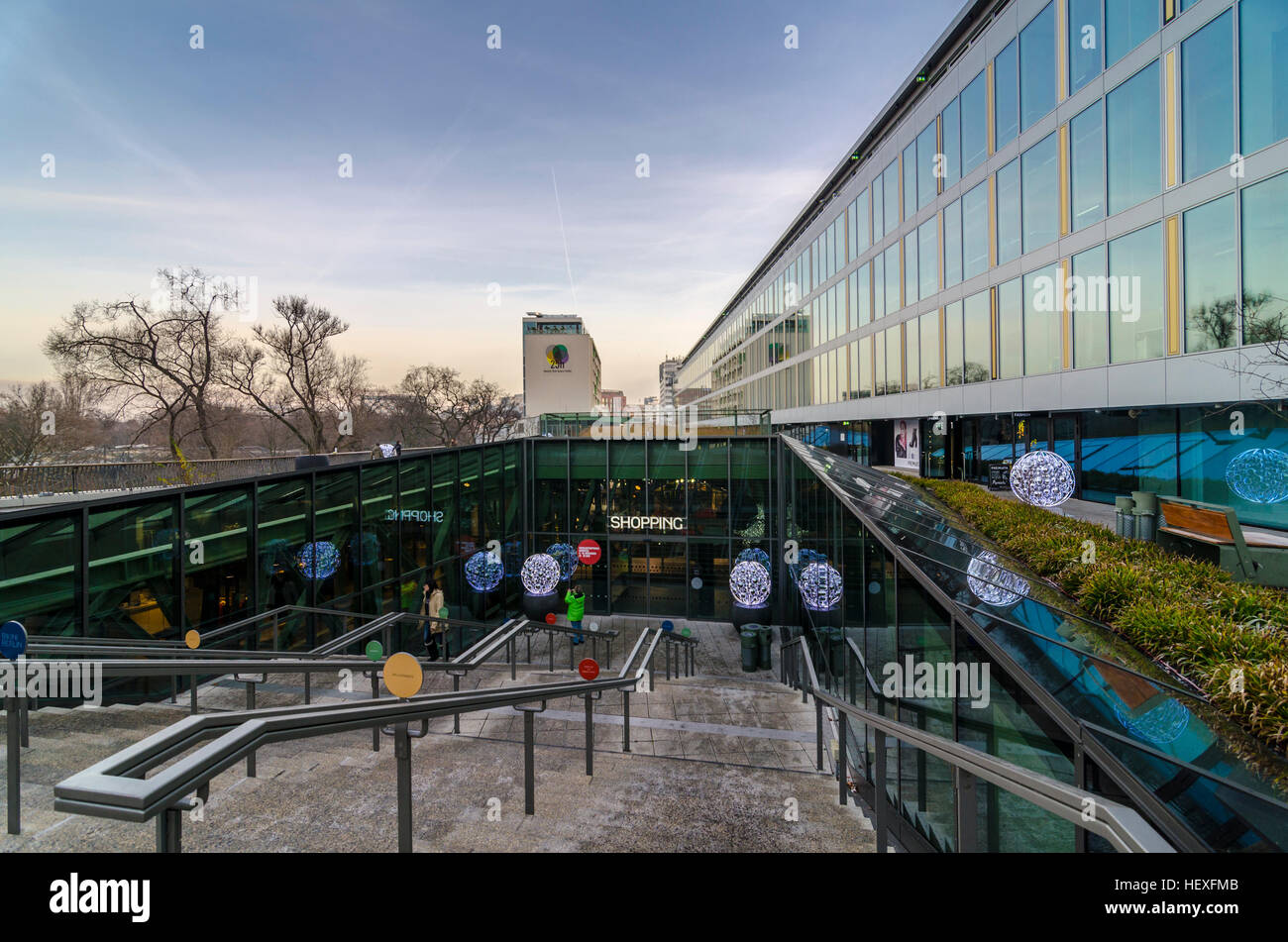 Fuori vista esterna di Bikini Berlino, shopping mall o concetto mall, con pop-up di negozi e grandi magazzini. Budapester Strasse, Charlottenburg di Berlino, Germa Foto Stock