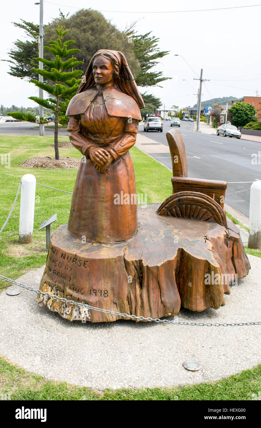 Un robusto scultura in legno di una guerra mondiale I infermiere da John Brady presso l'Harbourside in Lakes Entrance, Victoria, AU. Foto Stock