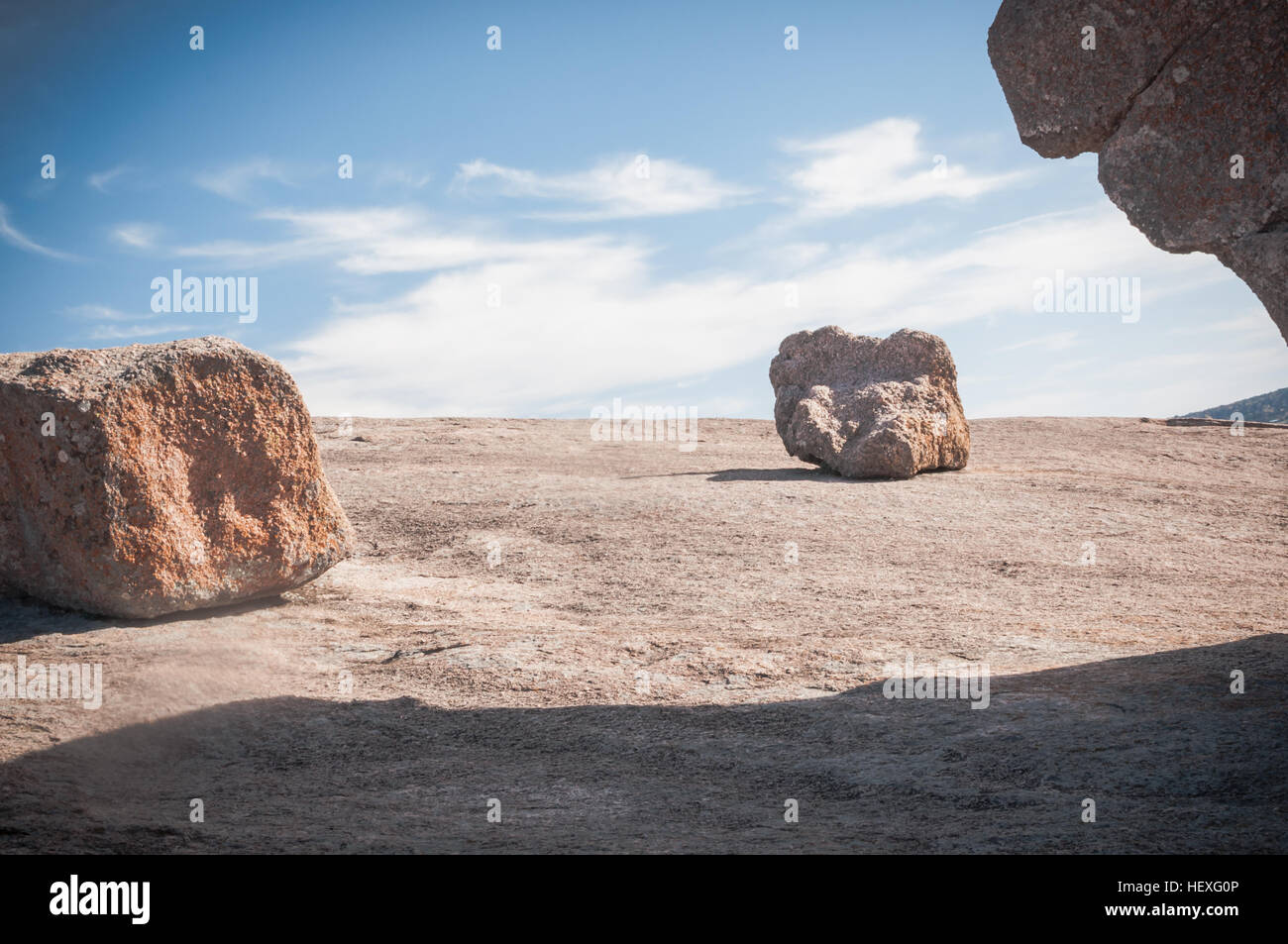 Massi contro il cielo blu sulla parte superiore della roccia incantata Foto Stock