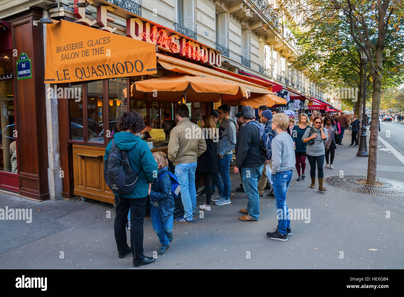 Parigi, Francia - OParis, Francia - 15 Ottobre 2016: Brasserie vicino Notrctober 15, 2016: Brasserie vicino a Notre Dame con persone non identificate. Parigi è th Foto Stock