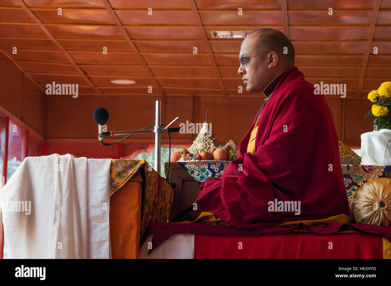 Il diciassettesimo Karmapa Lama, Gyalwa Karmapa Ogyen Trinley Dorje, presiede una riunione in suo onore in Tawang, NE India Foto Stock