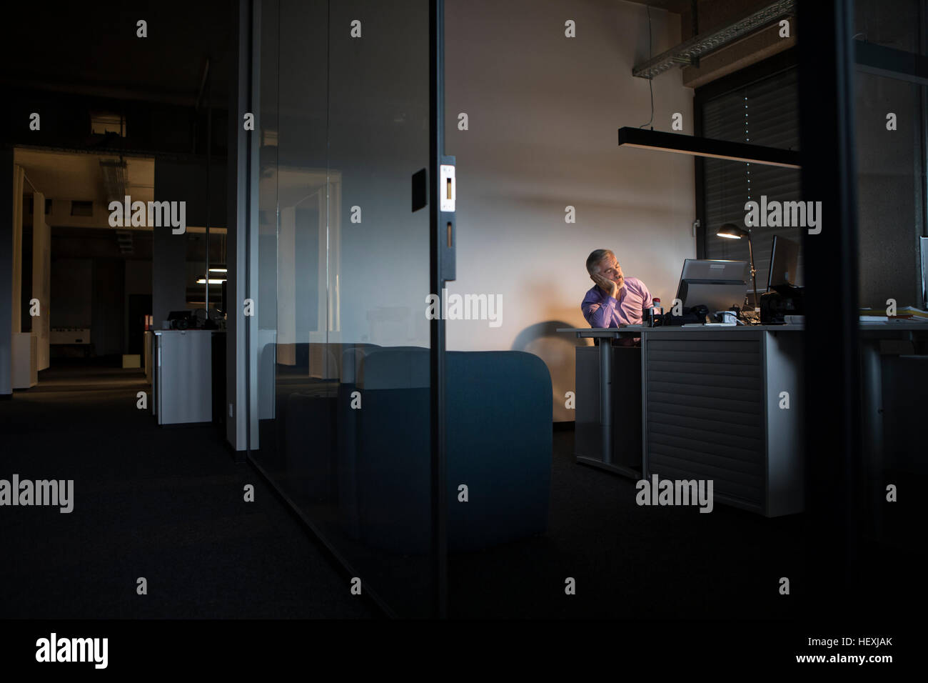 Esaurito imprenditore a dormire la scrivania in ufficio Foto Stock
