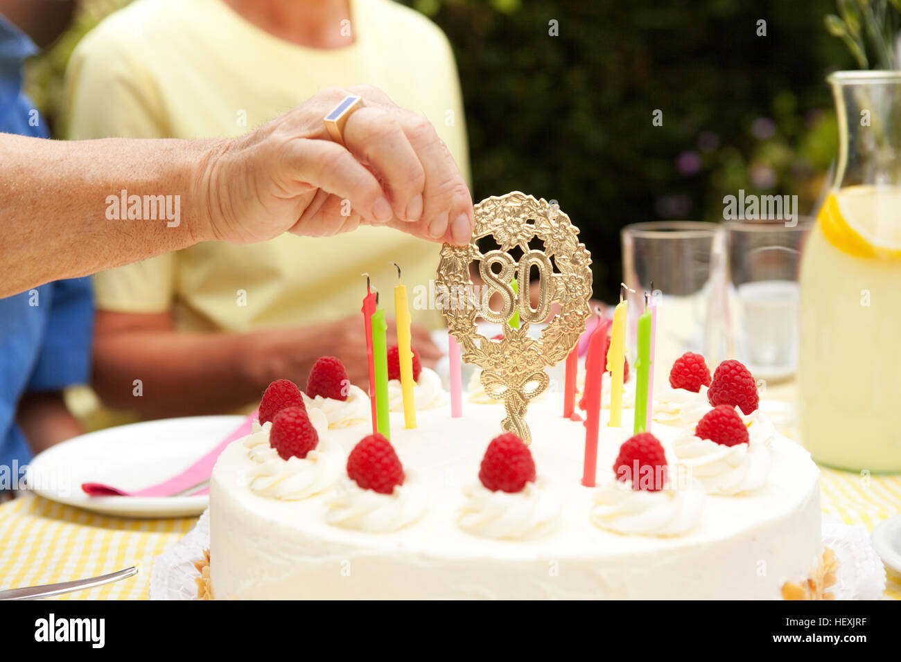 Mano removimg ottantesimo compleanno decorazione torta da Foto Stock