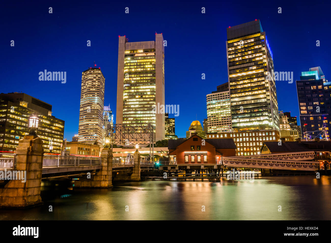 La skyline di Boston e Fort Point Canale a notte a Boston, Massachusetts. Foto Stock