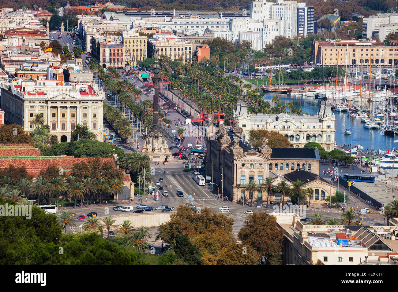 Spagna, Barcellona, visualizzare al centro città con Port Vell e Mirador de Colom Foto Stock