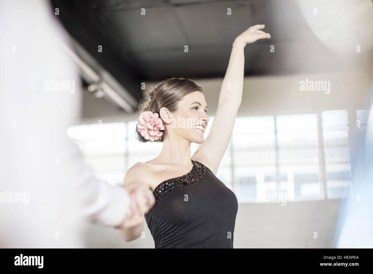 Donna sorridente ballerino di salsa Foto Stock