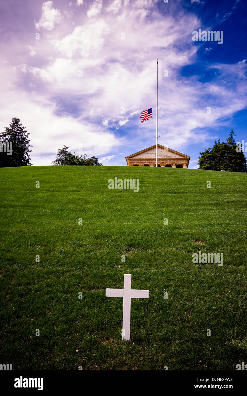 Stati Uniti d'America, Virginia, Arlington Arlington National Cemetery, Robert F Kennedy recinto, noi Bandiera a metà il montante Foto Stock