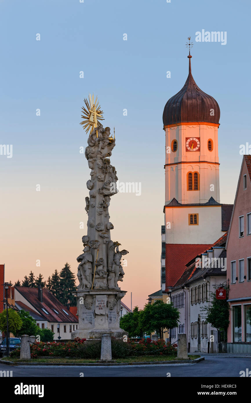 Germania, Wallerstein, vista di colonna della Peste e St Alban al mattino al crepuscolo Foto Stock