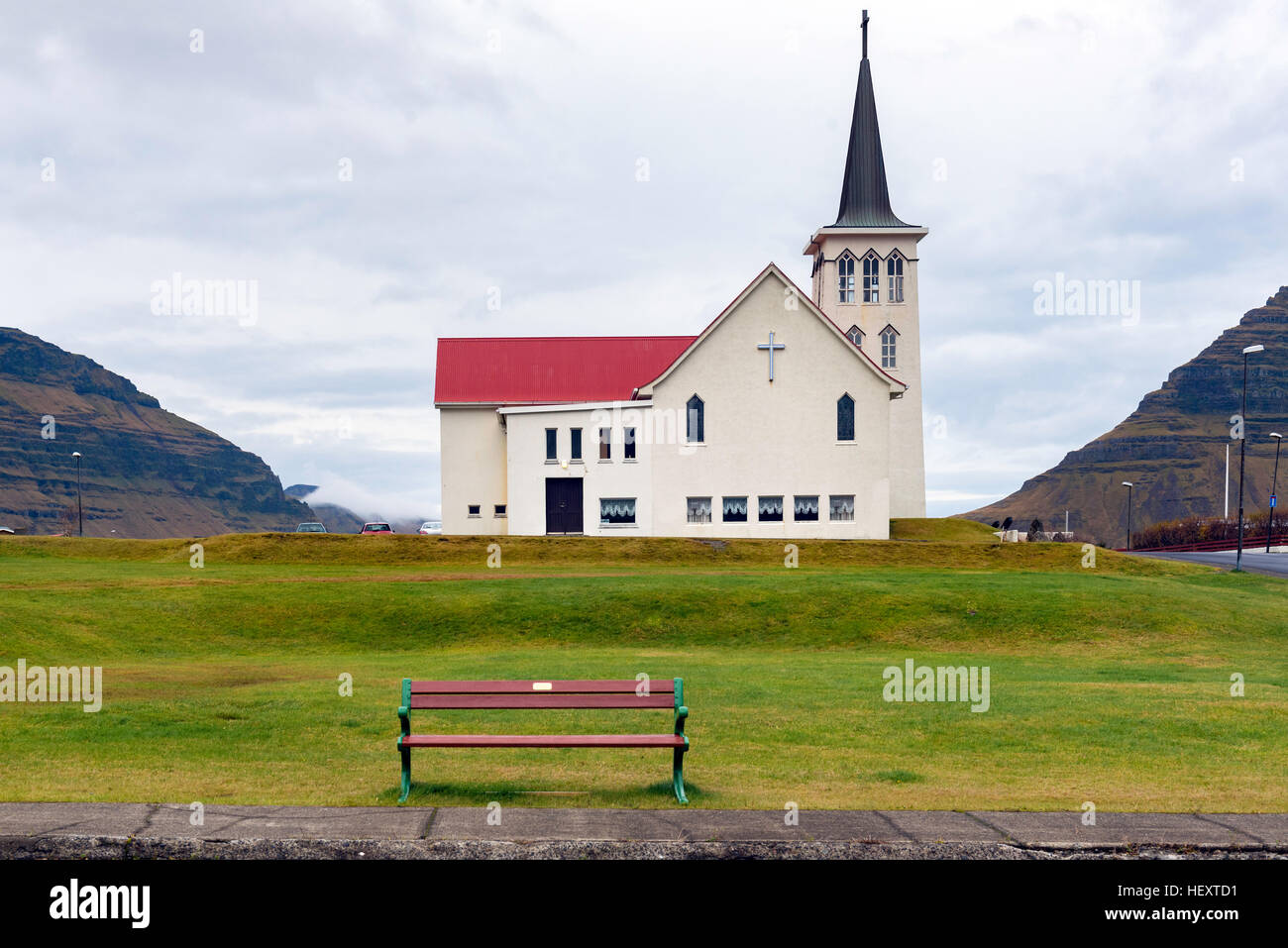 Chiesa di Grundarfjordur città e il famoso Monte Kirkjufell, Islanda Foto Stock