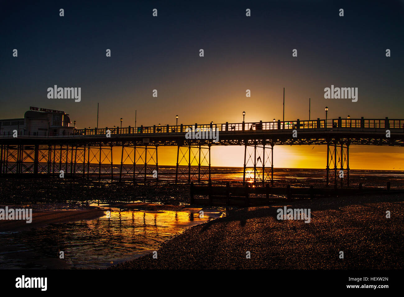 Tramonto sulla spiaggia Worthing Foto Stock