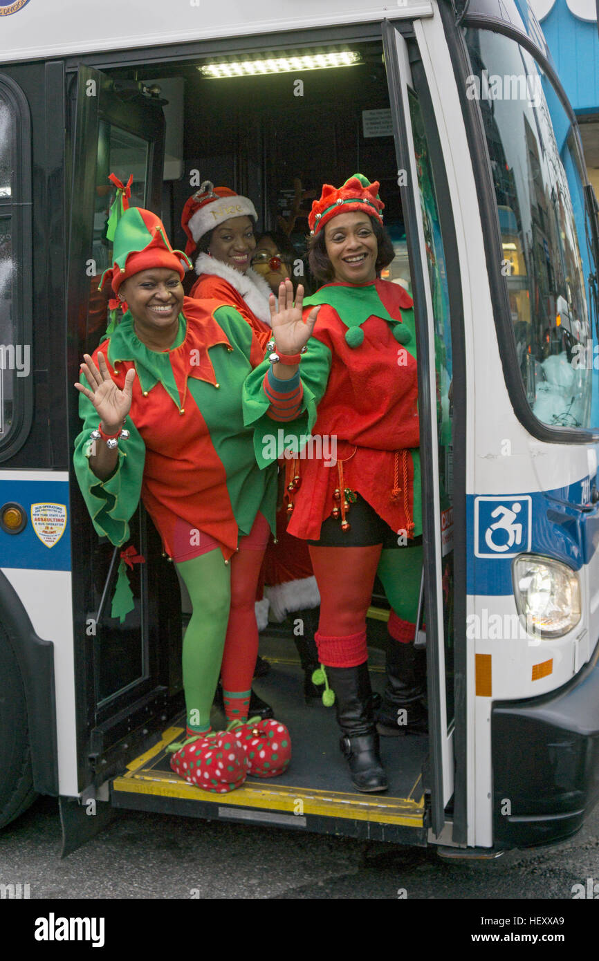 3 volontari della Chiesa vestito come gli elfi di ritorno da una carità festa di Natale per i bambini. Nel centro di lavaggio, Queens, a New York. Foto Stock