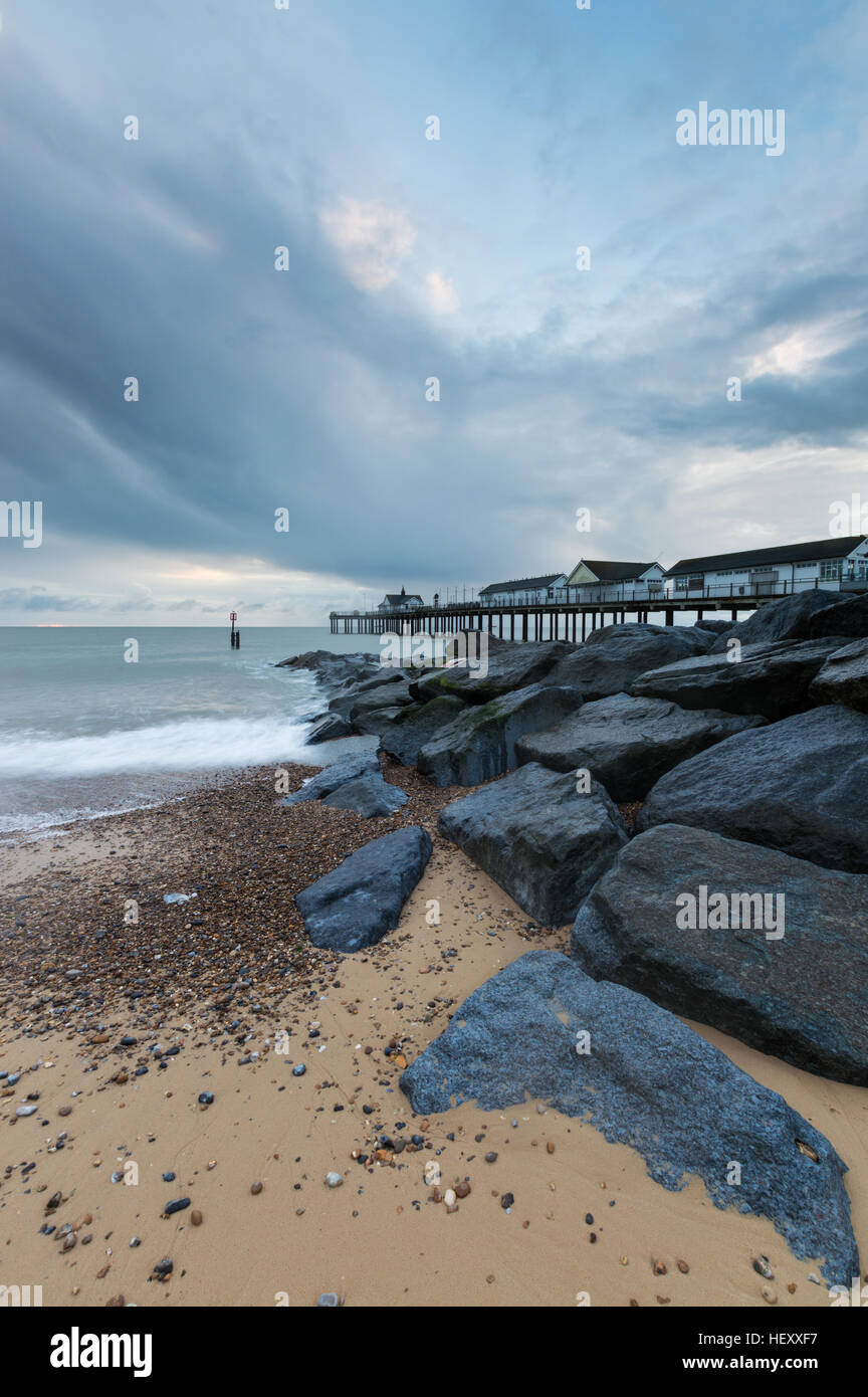 La spiaggia, accanto al molo di Southwold, nel Suffolk, all'alba Foto Stock