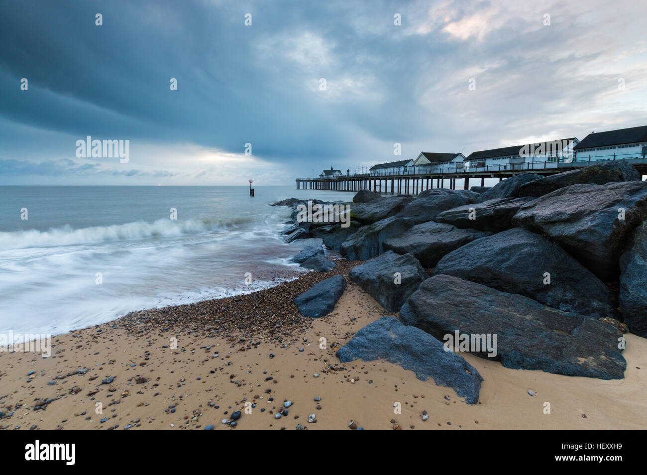 La spiaggia, accanto al molo di Southwold, nel Suffolk, all'alba Foto Stock