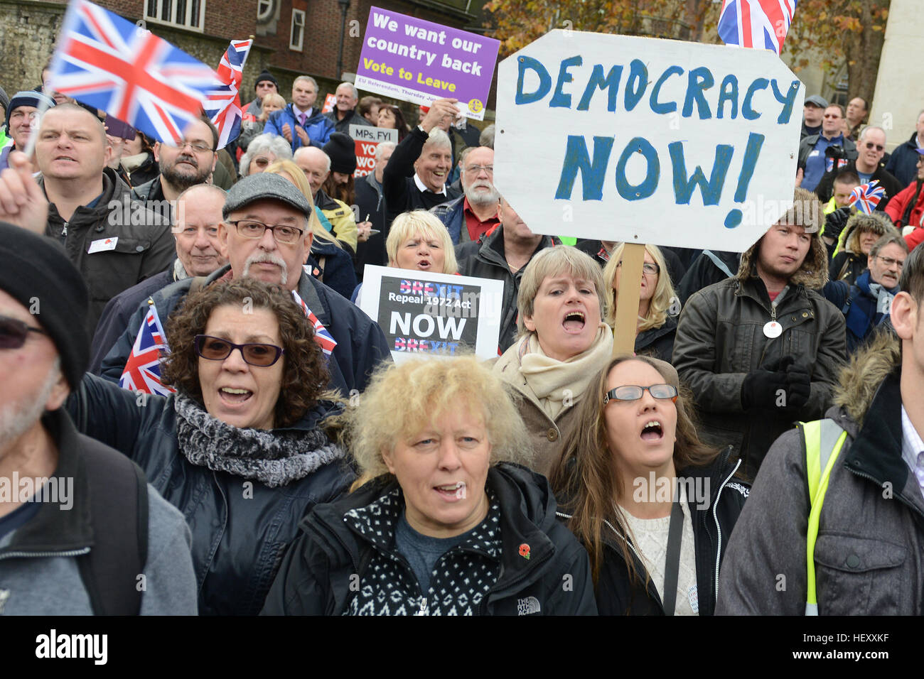 Anti sostenitori dell'UE al rally di Palazzo Vecchio Cantiere, di fronte alla Casa del Parlamento, invitando i parlamentari a non bloccare Brexit e applicare l'articolo 50 per avviare il processo di ritiro dall'Unione europea dotata di: Brexit Rally dove: Londra, Regno Unito quando: 23 Foto Stock