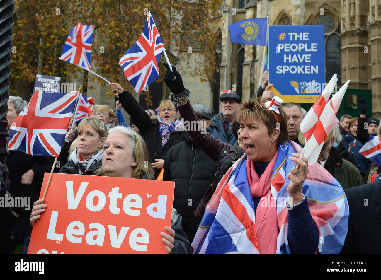 Anti sostenitori dell'UE al rally di Palazzo Vecchio Cantiere, di fronte alla Casa del Parlamento, invitando i parlamentari a non bloccare Brexit e applicare l'articolo 50 per avviare il processo di ritiro dall'Unione europea dotata di: Brexit Rally dove: Londra, Regno Unito quando: 23 Foto Stock