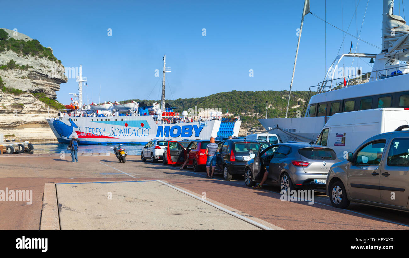 Bonifacio, Francia - luglio 3, 2015: automobili con i cittadini in attesa di imbarco traghetti in coda. Porto di Bonifacio, Corsica isola nel giorno di estate Foto Stock
