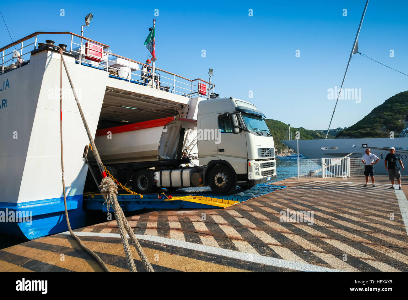 Bonifacio, Francia - luglio 3, 2015: Cargo carrello lascia fuori il traghetto nel porto di Bonifacio, piccola località porto della città della Corsica nella soleggiata giornata estiva Foto Stock