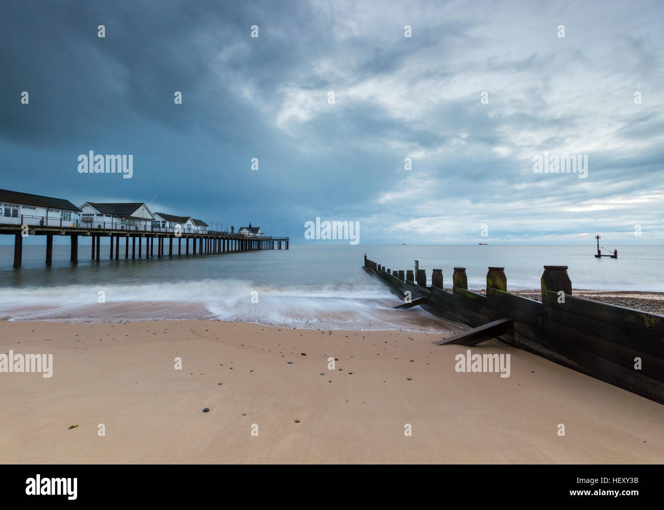 Southwold Pier, Suffolk, su un mattino nuvoloso al sunrise Foto Stock