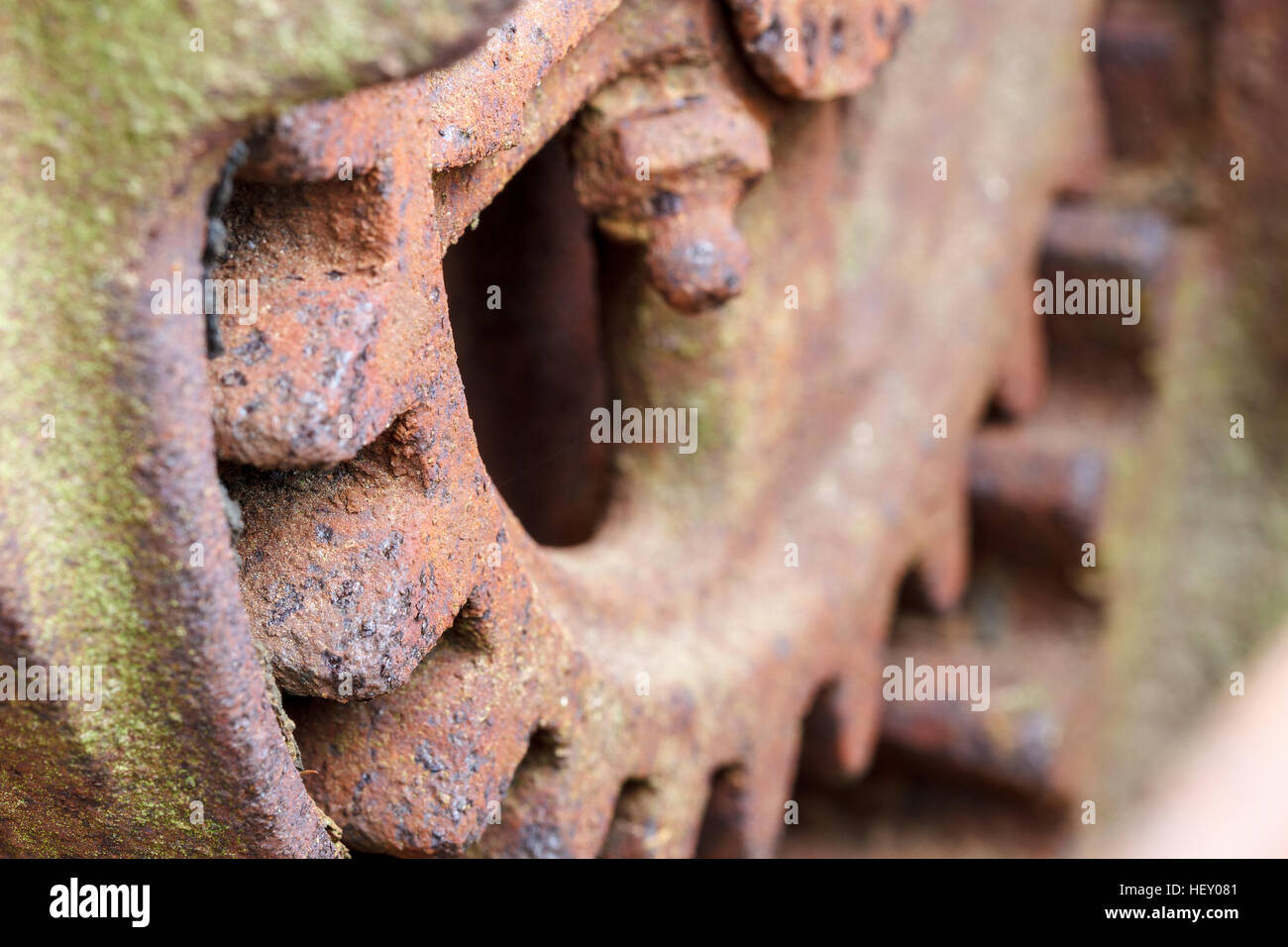 Close up di rusty ingranaggio sull azienda abbandonata attrezzatura. Foto Stock