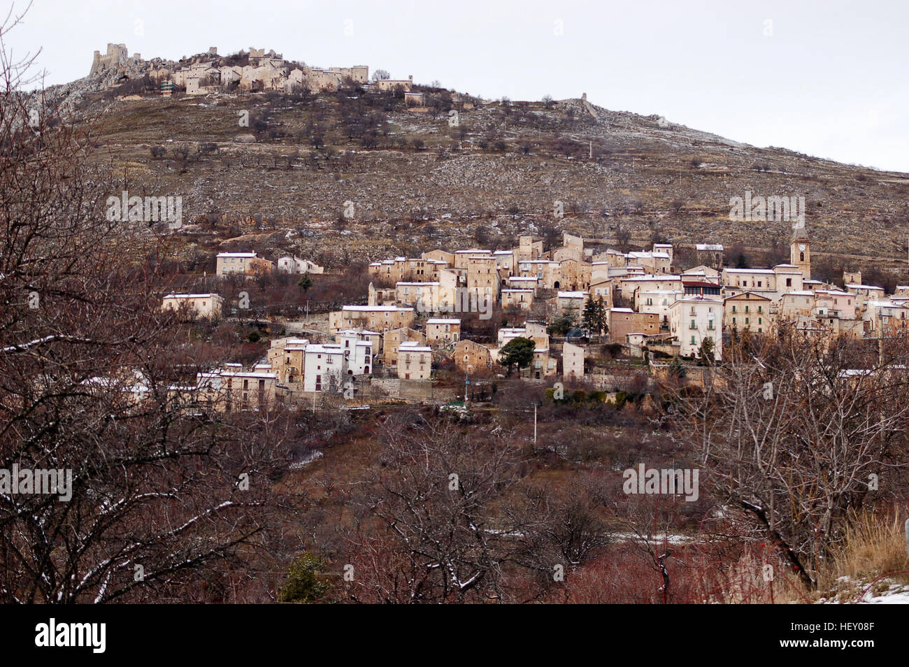 Piccolo borgo di Castelvecchio Calvisio in Abruzzo, Italia Foto Stock