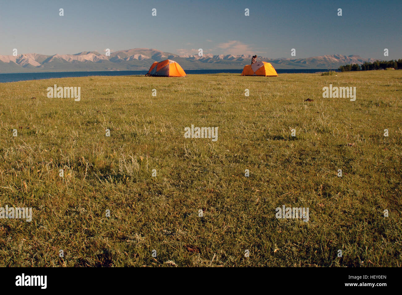 Tende zaino in spalla e affacciato sul lago Khövsgöl, Mongolia Foto Stock